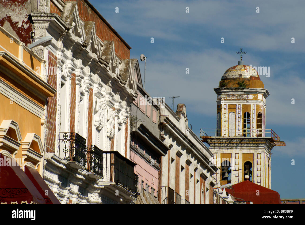 Spanische Kolonialarchitektur in der Stadt Puebla, Mexiko. Das historische Zentrum von Puebla ist ein UNESCO-Weltkulturerbe. Stockfoto