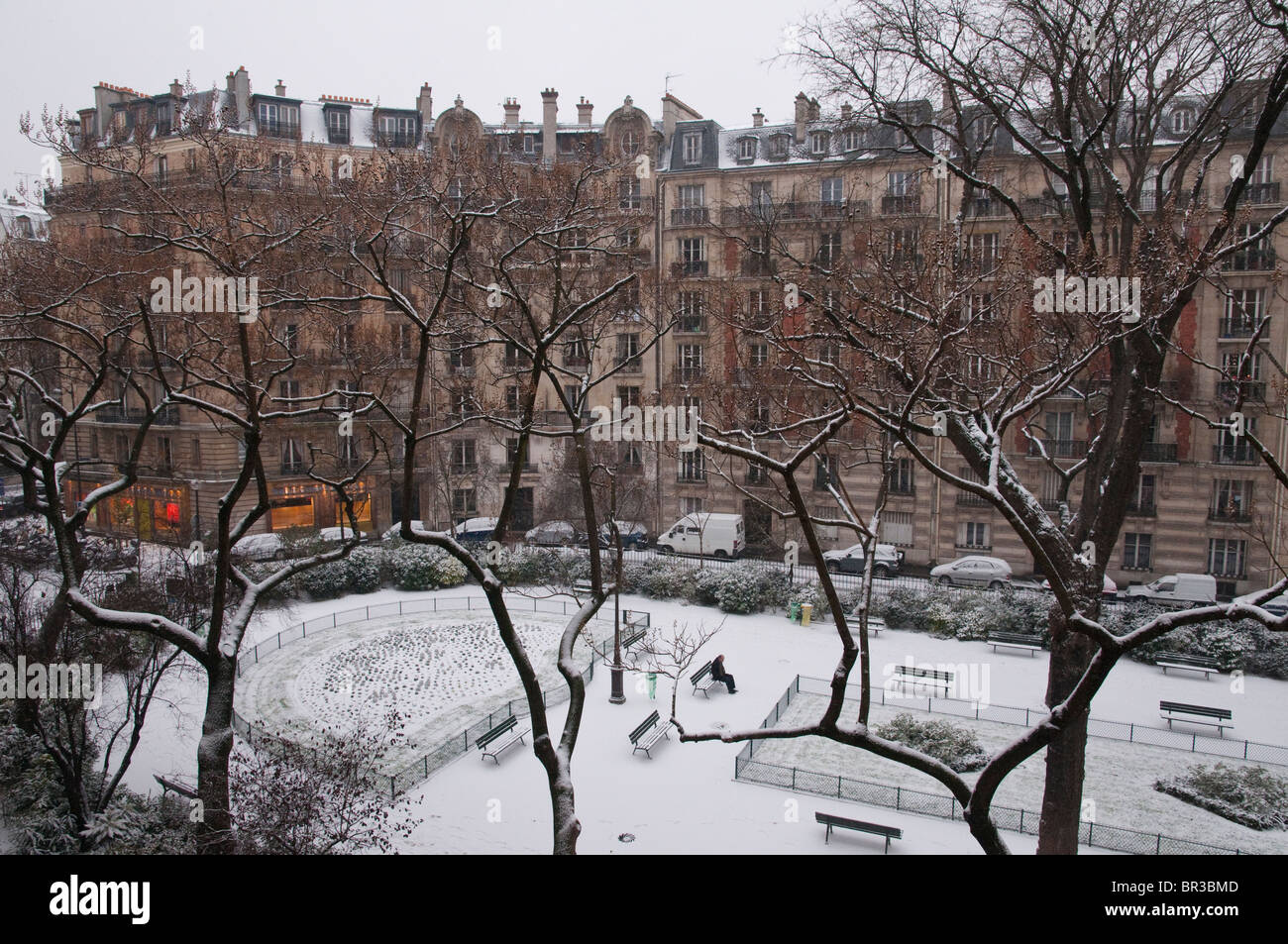 Blick von oberhalb des Platzes de Clignacourt unter dem Schnee. Paris 18. Frankreich Stockfoto