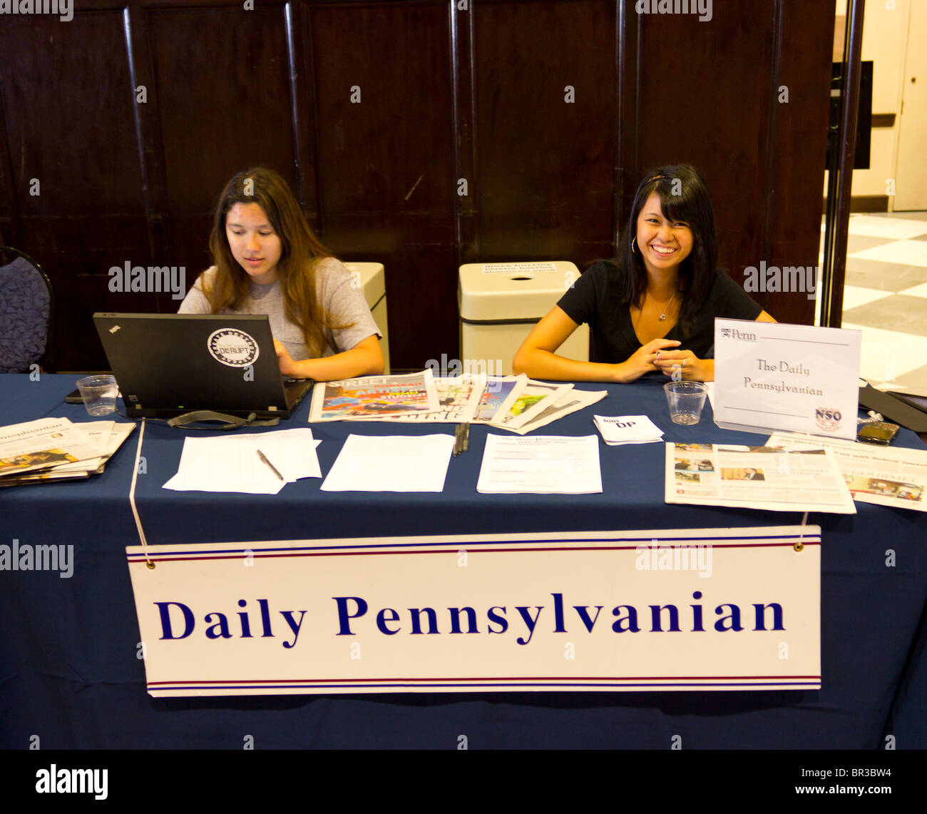 Tägliche Pennsylvanian Kursteilnehmerzeitung an neue Schüler Einführungsveranstaltung an University of Pennsylvania, Philadelphia, USA Stockfoto