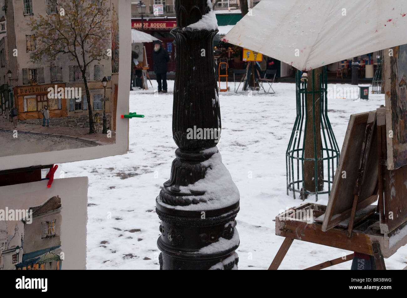 Gemälde zum Verkauf auf Staffeleien im Winter am Place du Tertre. Montmartre. PARIS. Frankreich Stockfoto