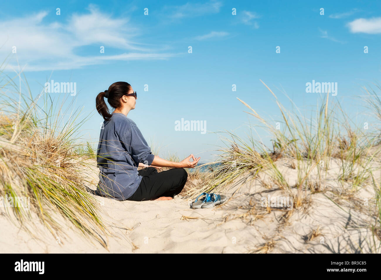 Frau praktizieren Yoga am Strand, Cape Cod. Stockfoto