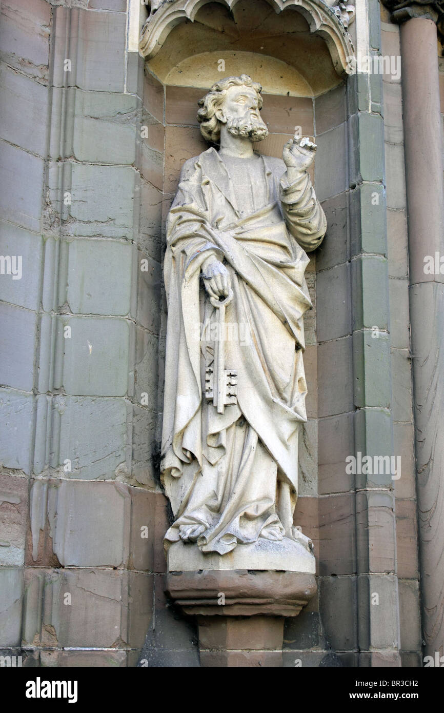 Statue von St. Peter, Worcester Cathedral, Worcestershire, England, UK Stockfoto