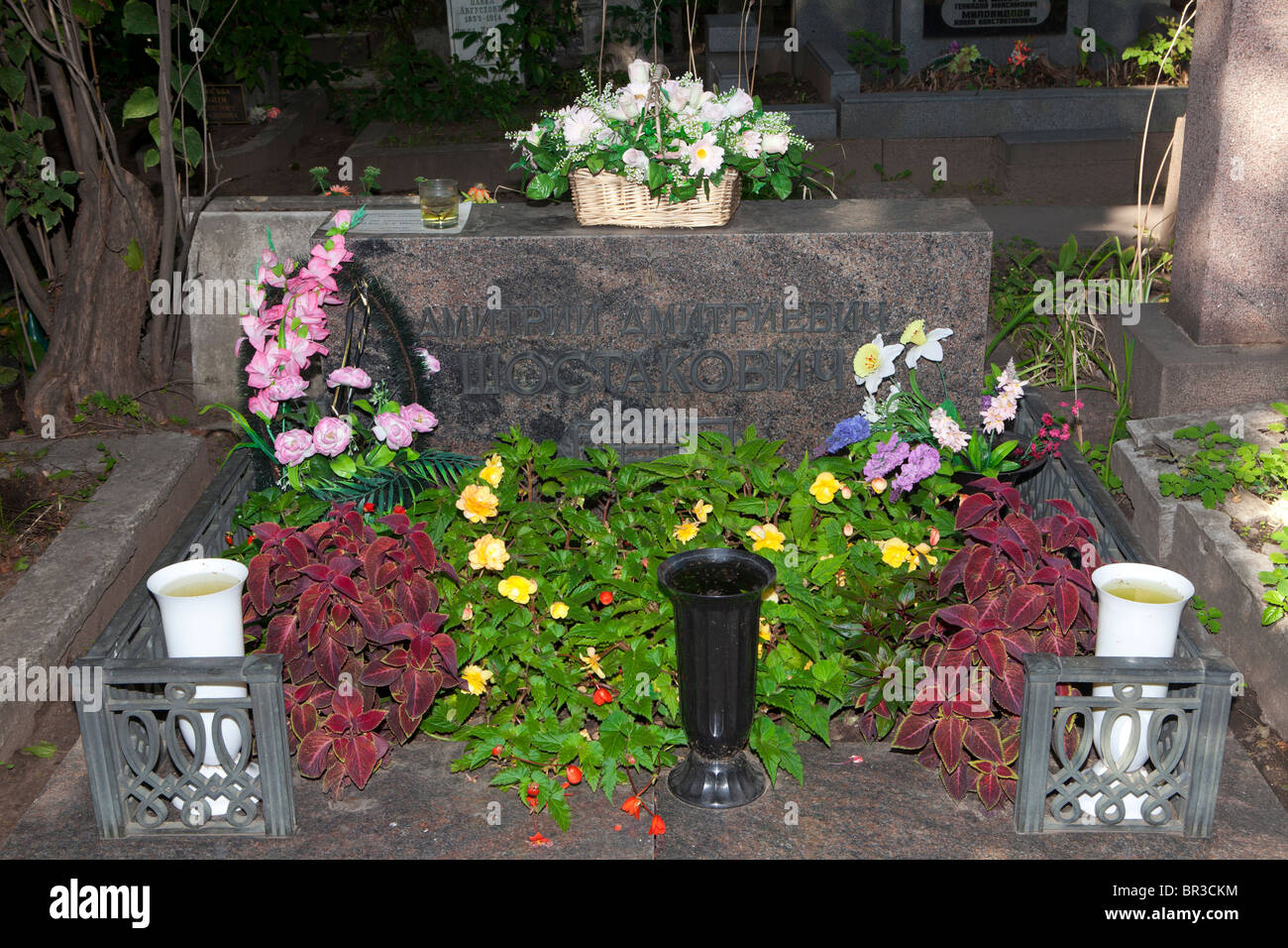 Grab des sowjetischen russischen Komponisten Dmitri Dmitrijewitsch Schostakowitsch (2000) an Nowodewitschi-friedhof in Moskau, Russland Stockfoto