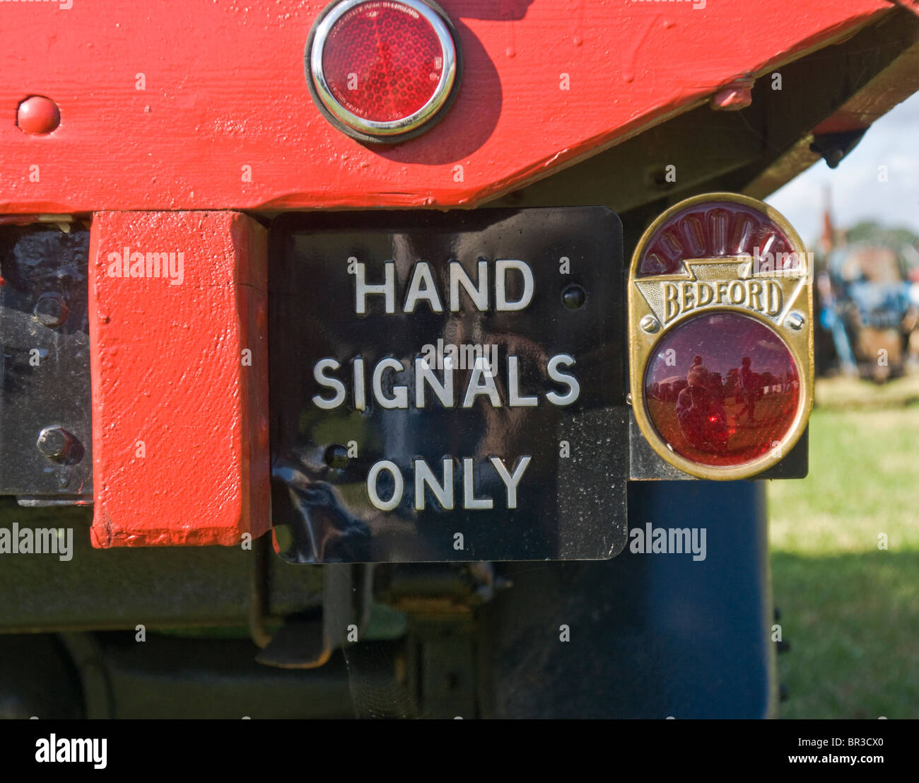 "Hand signalisiert nur" Zeichen auf der Rückseite eine 1932 Bedford WS 30CWT Kipper LKW Stockfoto