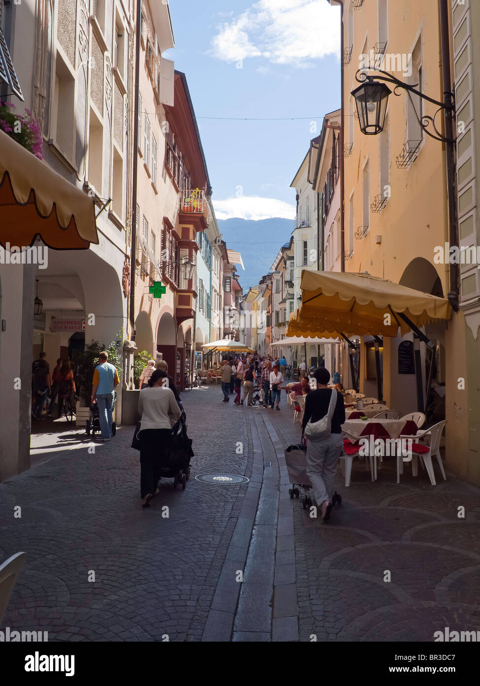 Laubengasse die Haupteinkaufsstraße im historischen mittelalterlichen Stadt von Meran oder Italien Meran Süd Tirol Stockfoto