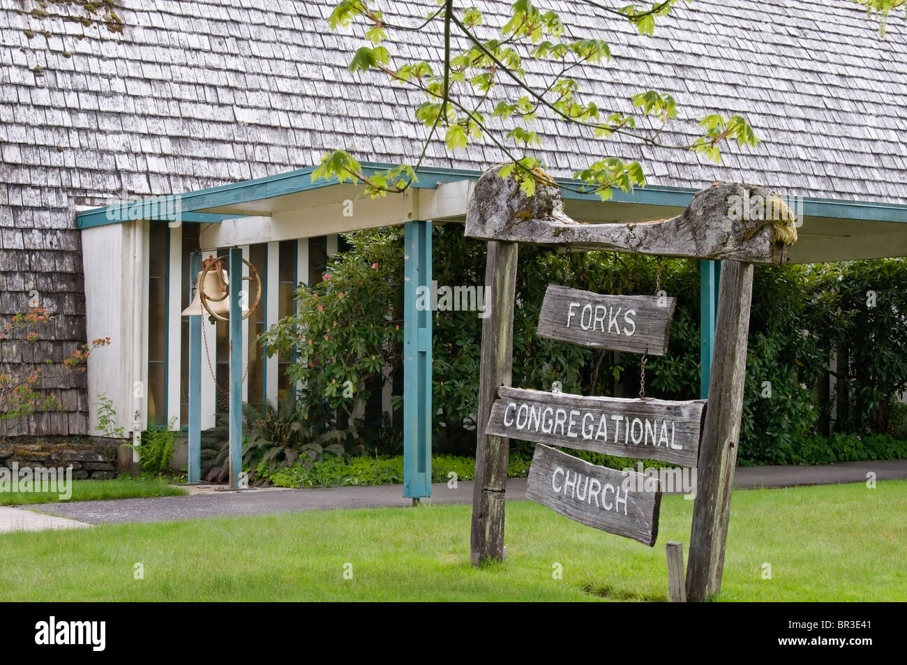 Außen rustikal Zeichen für die Gabeln Congregational Church in Forks, Washington. Stockfoto