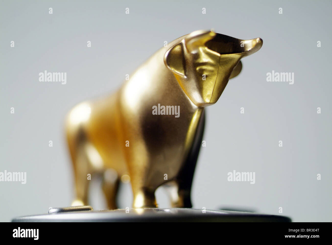 Eine Goldene Bulle Figur Stockfoto