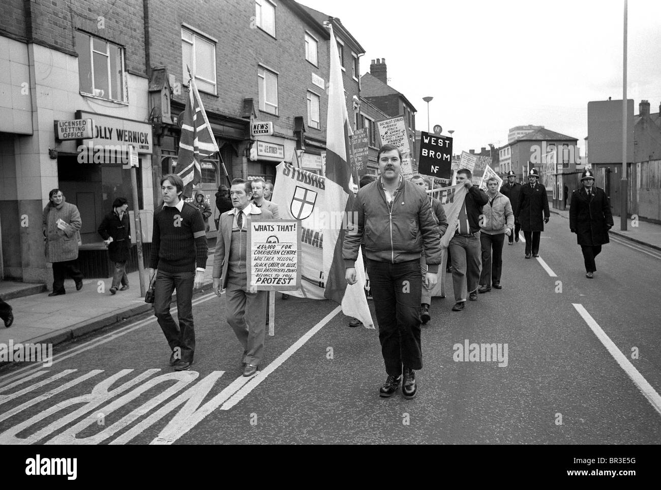 National Front march in Wolverhampton 1981 Local council NF Kandidat Eric Shaw in der Mitte. Foto von Dave Bagnall. Stockfoto
