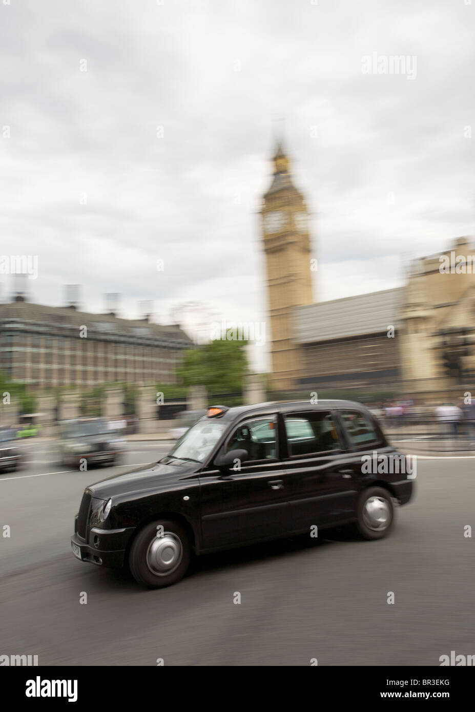 Vorbei an Big Ben, London Taxi Stockfoto