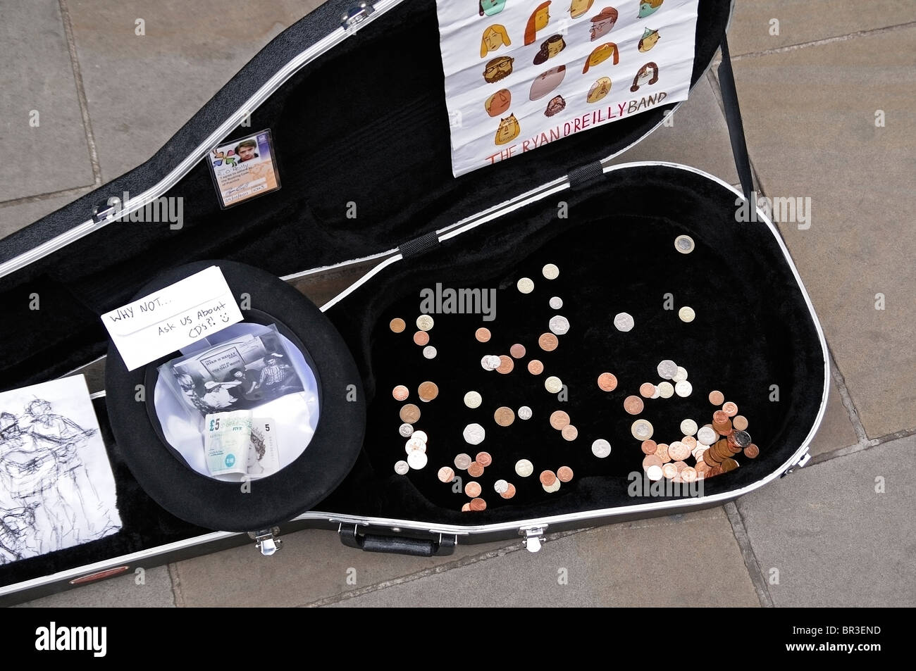 Straßenmusikanten Gitarrenkoffer, Oxford, UK. Stockfoto