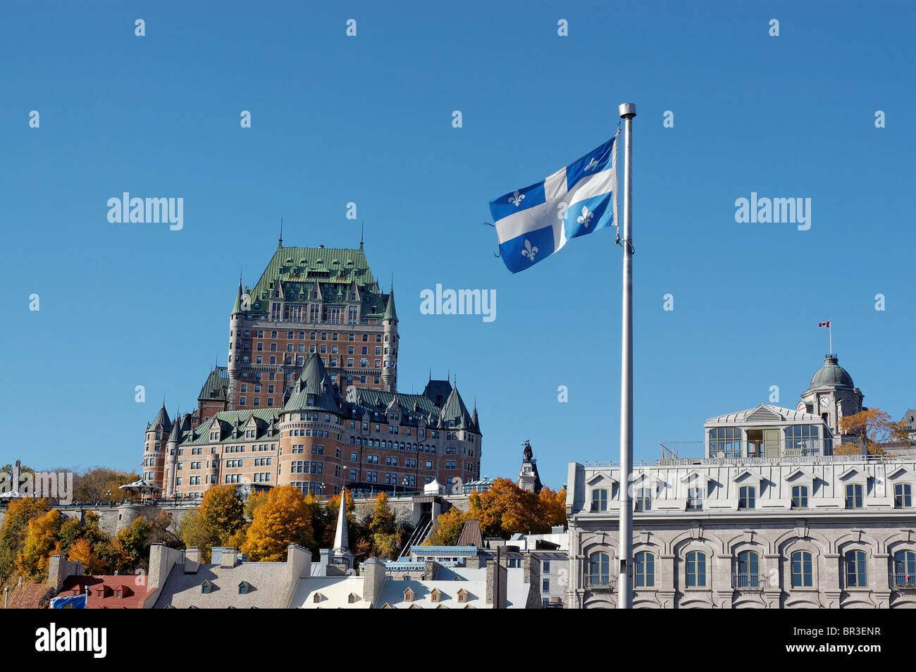 Die Quebec-Flagge vor dem Chateau Frontenac Stockfoto