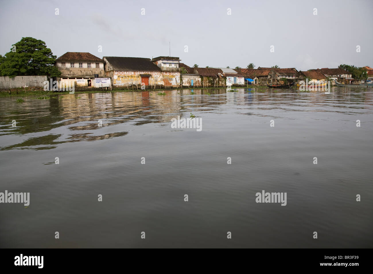 Wasser Blick auf die Altstadt am Wasser Häuser. Stockfoto