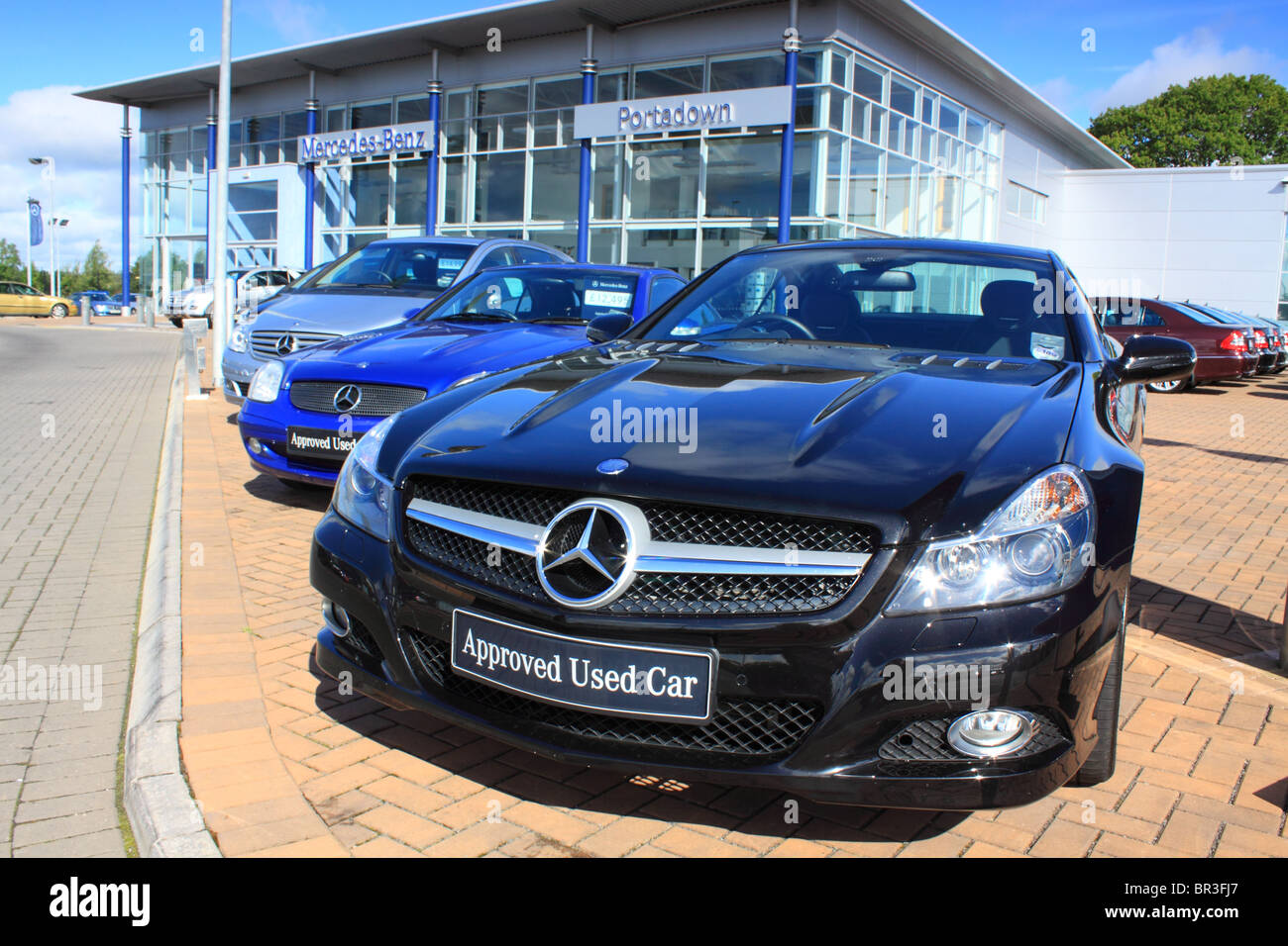 Reihe von Gebrauchtwagen zum Verkauf auf einem Mercedes-Benz Autohaus Vorplatz Stockfoto