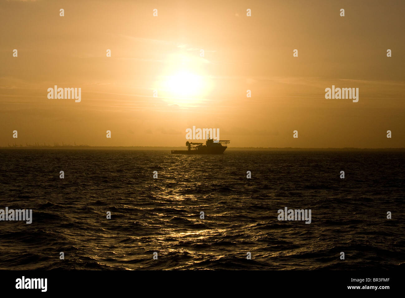 Offshore-Multi-Versorgungsschiff oder Msv auch bekannt Ad dp Schiff im Sonnenuntergang mit Hubschrauber-Landung Hubschrauberlandeplatz an Bord Stockfoto