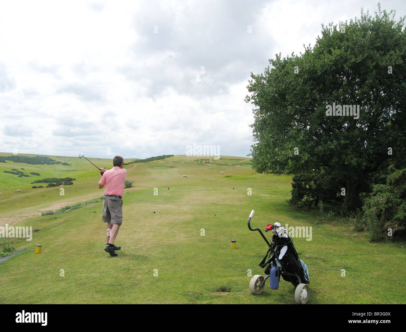 Männliche Spieler Abschlag-off Golf Golfball in schöner Golfplatz in Cotswolds Stockfoto
