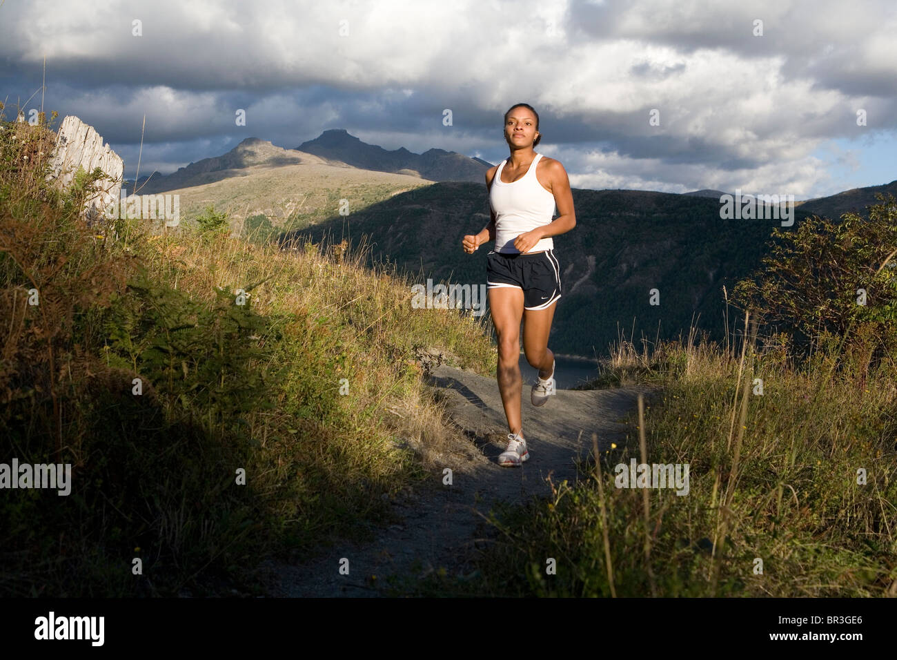 African American Krystle Thornton läuft auf Trail in Mt. St. Helens (Mount Saint Helens) National Volcanic Monument Stockfoto