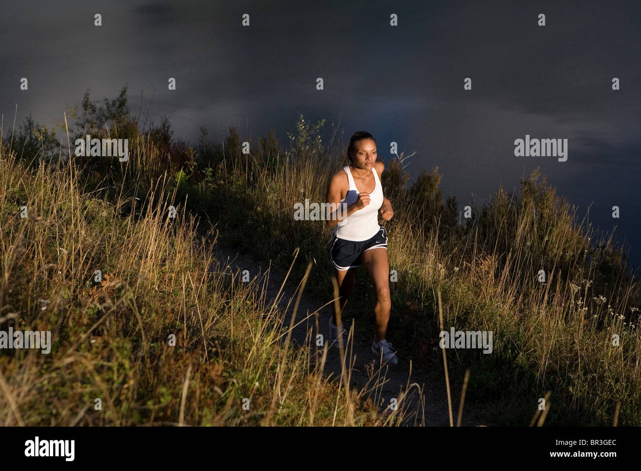 African American Krystle Thornton läuft auf Trail in Mt. St. Helens (Mount Saint Helens) National Volcanic Monument Stockfoto