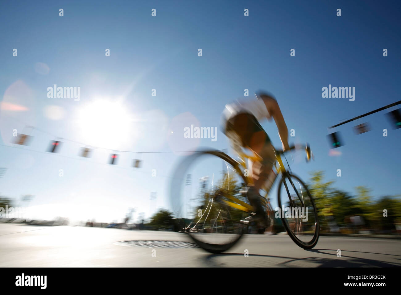 Männliche Triathlet konkurriert in Fahrrad Bein ersten jährlichen Portland-Triathlon in Portland, Oregon. (Gegenlicht) (Bewegungsunschärfe) Stockfoto