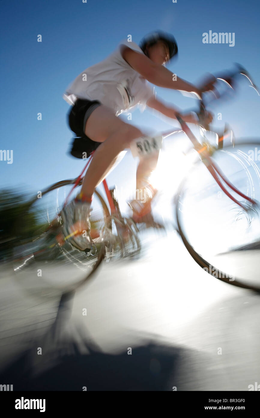 Männliche Triathlet Adam Russell konkurriert in Fahrrad Bein ersten jährlichen Portland-Triathlon in Portland, Oregon. (Gegenlicht) (unscharf Stockfoto