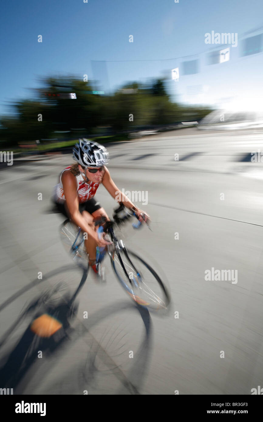 Triathletin Marcia Reynolds konkurriert in Fahrrad-Etappe der ersten Jahrestagung 2007 Portland Triathlon in Portland, Oregon. (blur Stockfoto