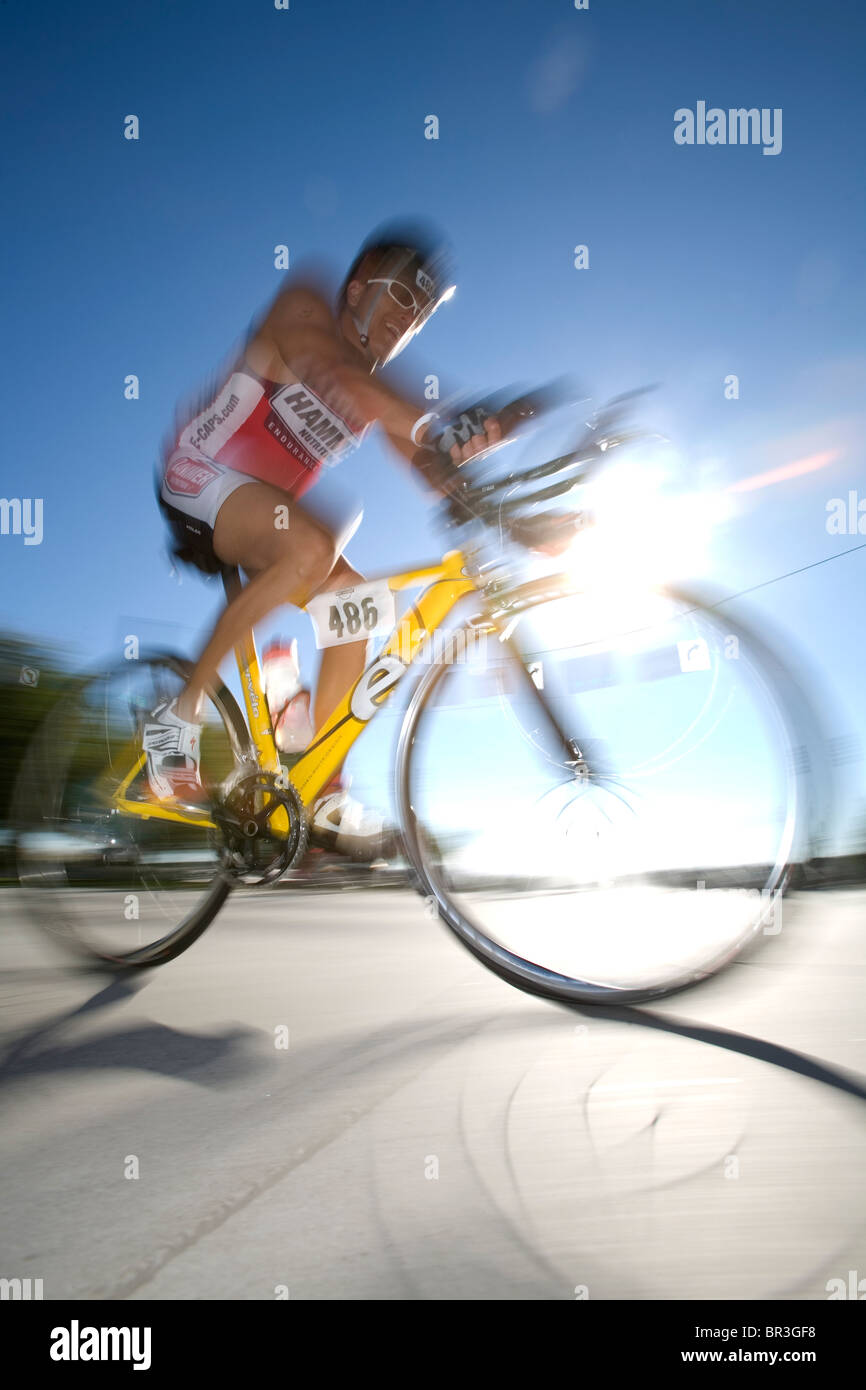 Männliche Triathlet Tonny Saona konkurriert in Fahrrad-Etappe der ersten Jahrestagung 2007 Portland Triathlon in Portland, Oregon. Stockfoto