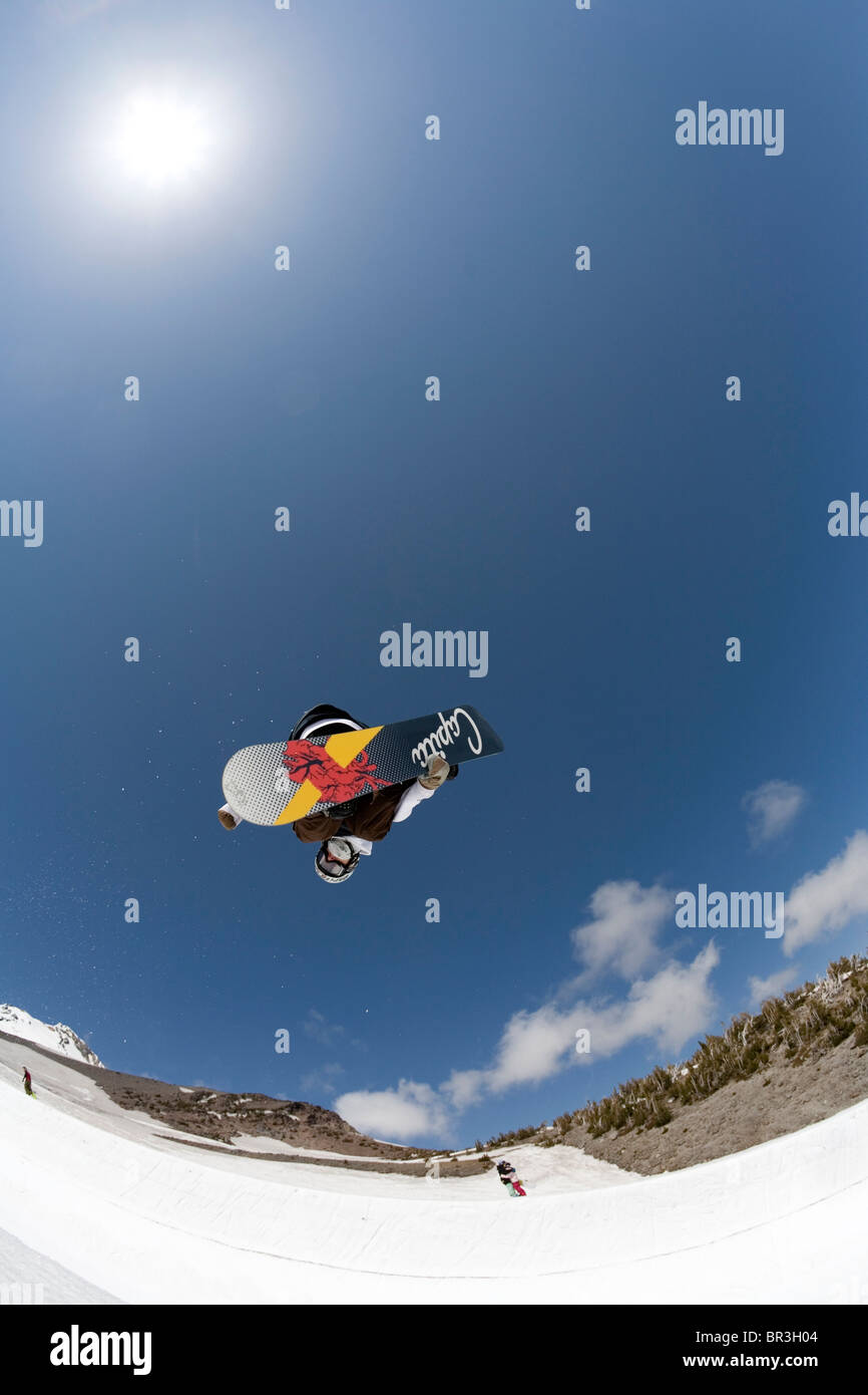 US-Snowboard-Team-Mitglied Broc Waring kopfüber über der half-Pipe, Mt Hood Wiese Frühling Trainingslager, Mount Hood, Oregon. Stockfoto