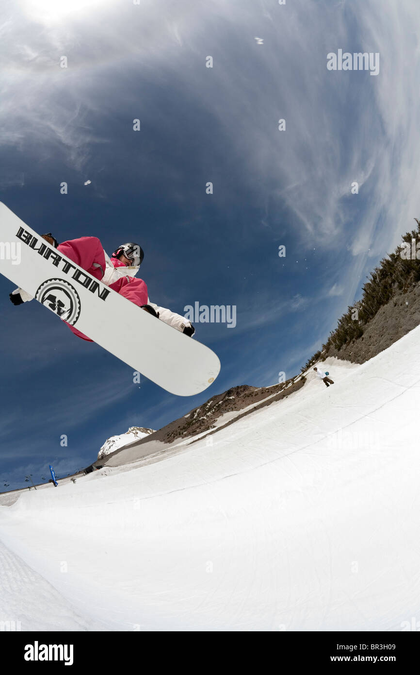 US-Snowboard Team Star, Brooke Shaw, fängt große Luft über die half-Pipe in Mt. Hood Meadows Ski Resort, Oregon Stockfoto