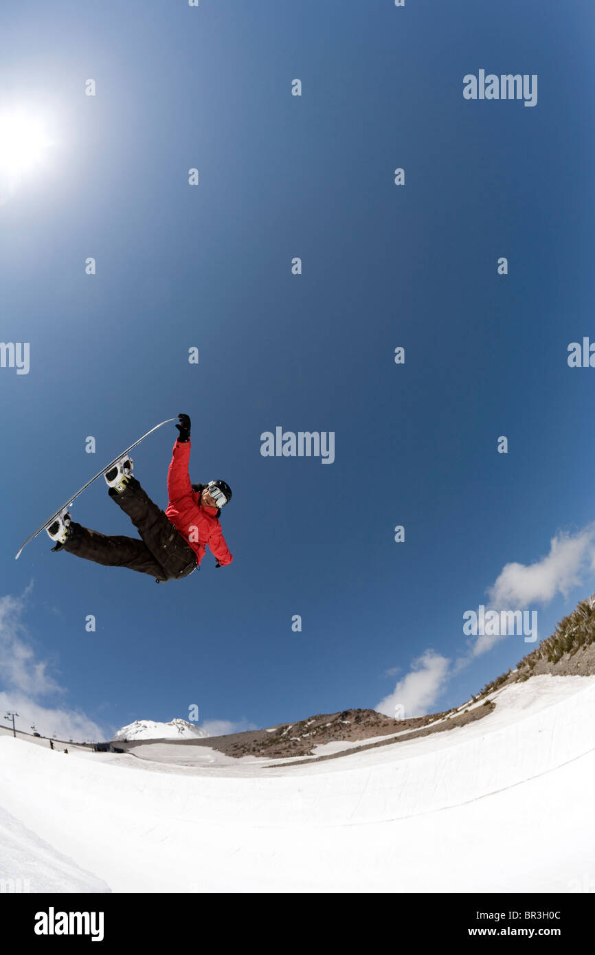 US-Snowboard-Team-Mitglied Jonathan Cheever fängt große Luft über die half-Pipe in Mt. Hood Meadows Ski Resort, Oregon Stockfoto