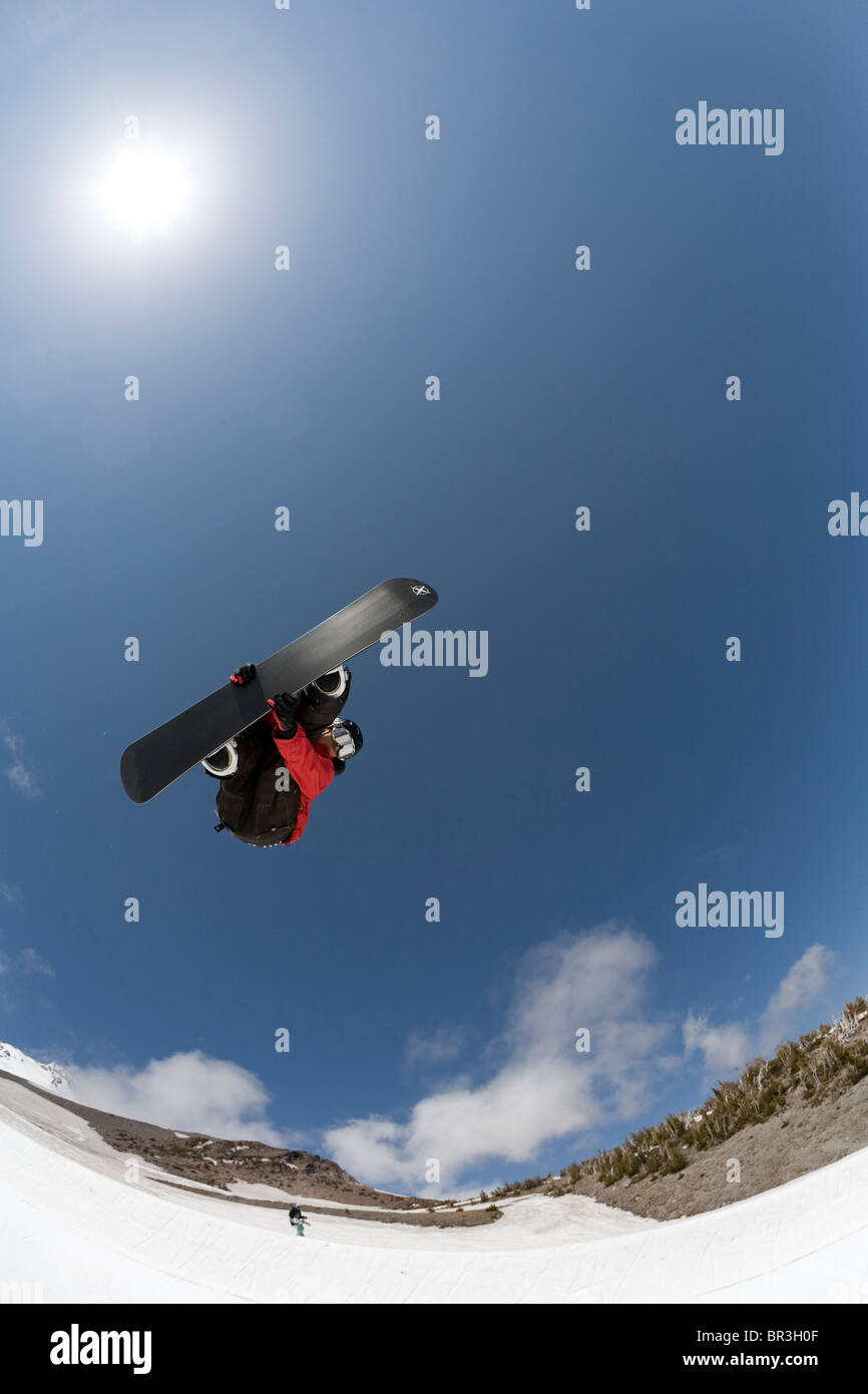 US-Snowboard-Team-Mitglied Jonathan Cheever fängt große Luft über die half-Pipe in Mt. Hood Meadows Ski Resort, Oregon Stockfoto