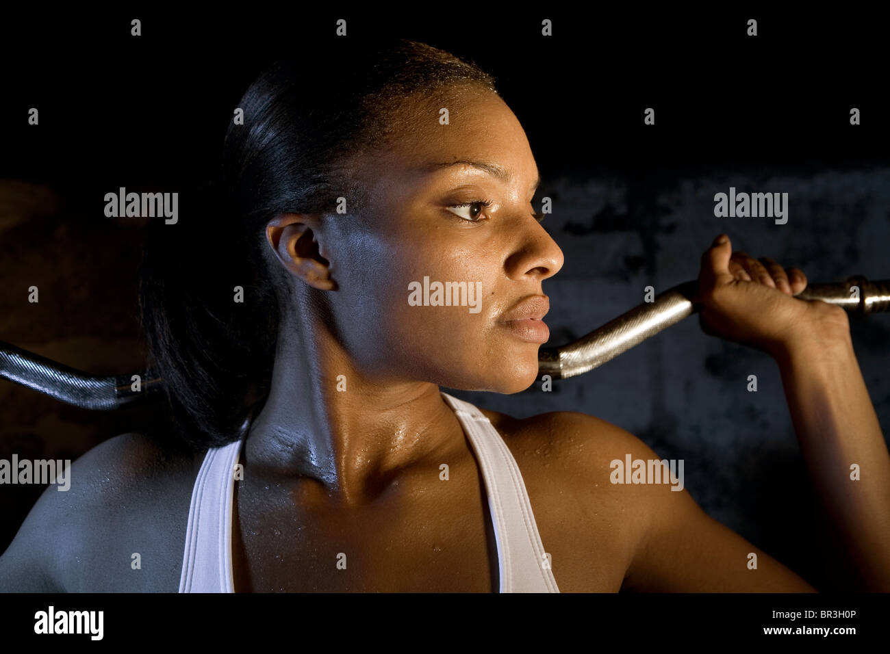 Young African American Woman, Krystle Thornton, hebt Gewichte. Stockfoto
