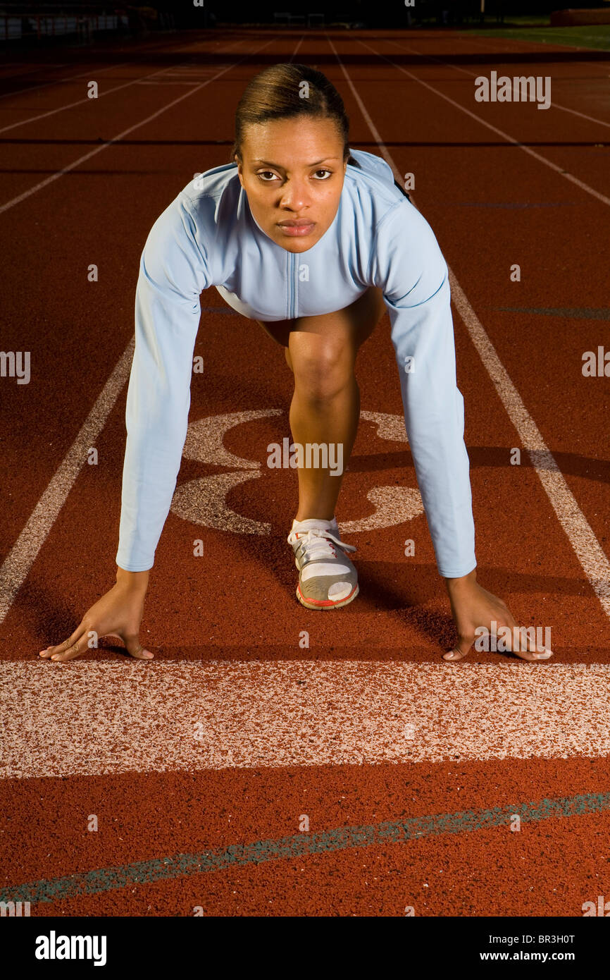 Young African American Woman, Krystle Thornton, am Starthaus auf der Laufstrecke. Stockfoto
