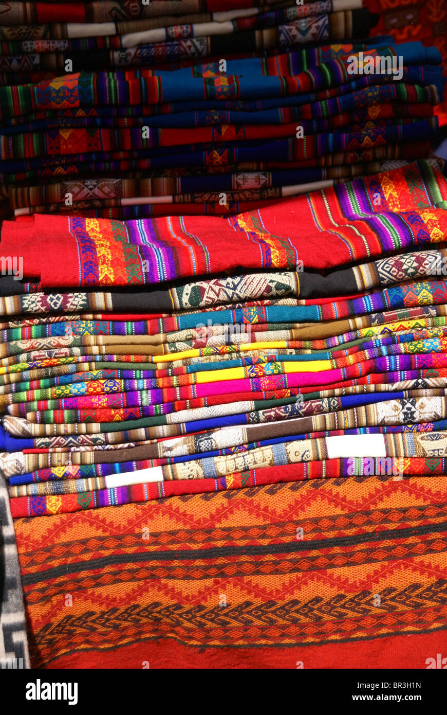 Bunte handgefertigte Decken & Tischdecken, Pisac Markt, Cusco, Peru, Südamerika Stockfoto