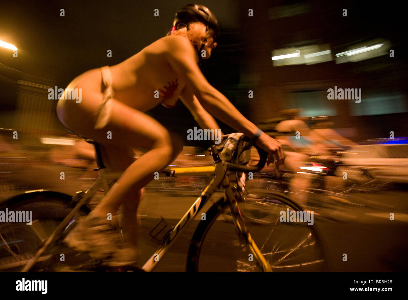 Unbekannten Radfahrer beteiligt sich an der 2007 Welt Naked Bike Ride in Portland, Oregon, Abhängigkeit von fossilen Brennstoffen zu protestieren. Stockfoto