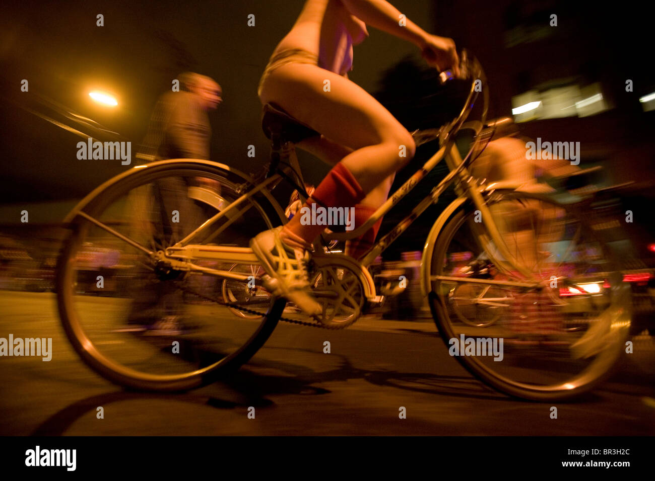 Unbekannten Radfahrer beteiligt sich an der 2007 Welt Naked Bike Ride in Portland, Oregon, Abhängigkeit von fossilen Brennstoffen zu protestieren. Stockfoto