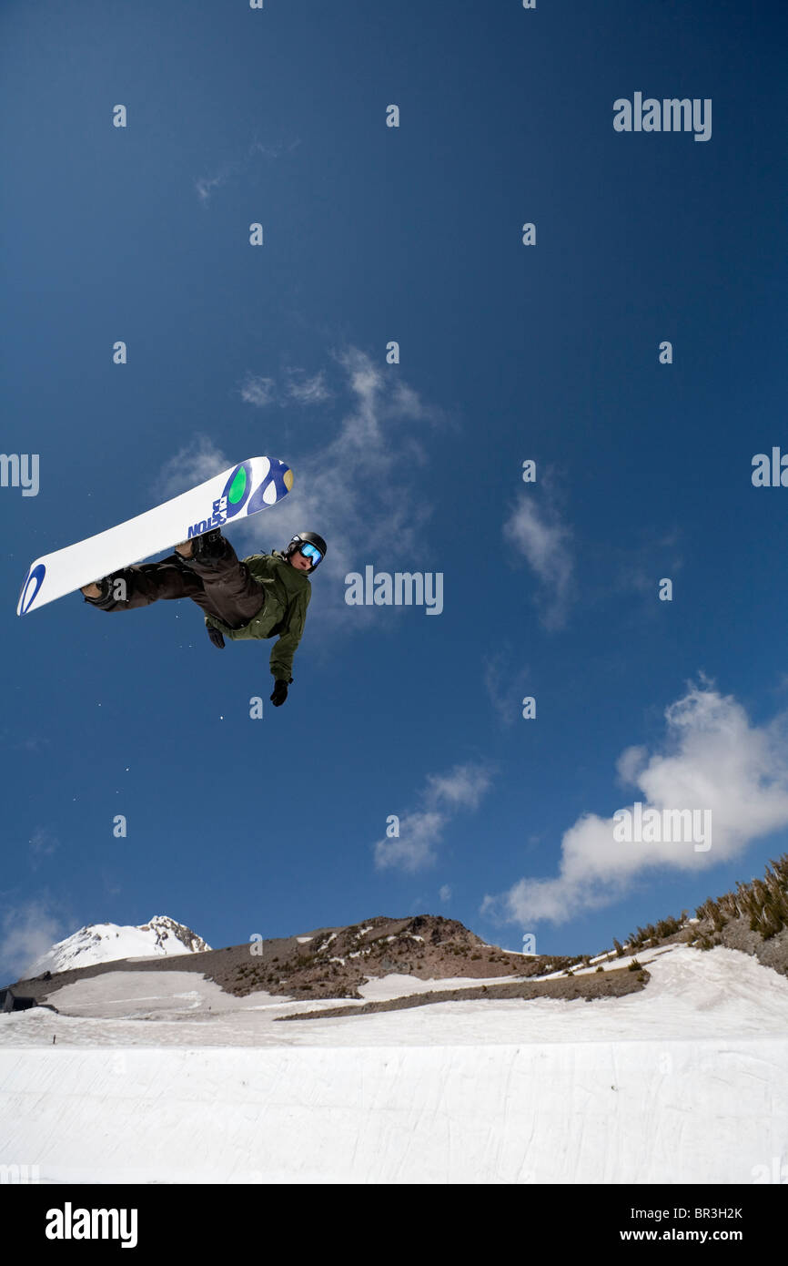 US-Snowboard-Team-Mitglied Spencer Shaw fängt große Luft über die half-Pipe am Mt. Hood Meadows, Oregon. Stockfoto