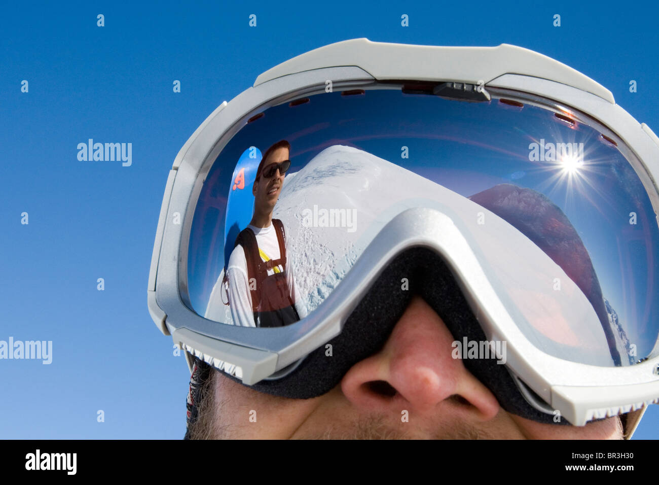 Snowboarder Troy Heithecker spiegelt sich in Skifahrer, die Will Wackers Skibrille am sonnigen Tag im kanadischen Hinterland, Yukon Terr Stockfoto