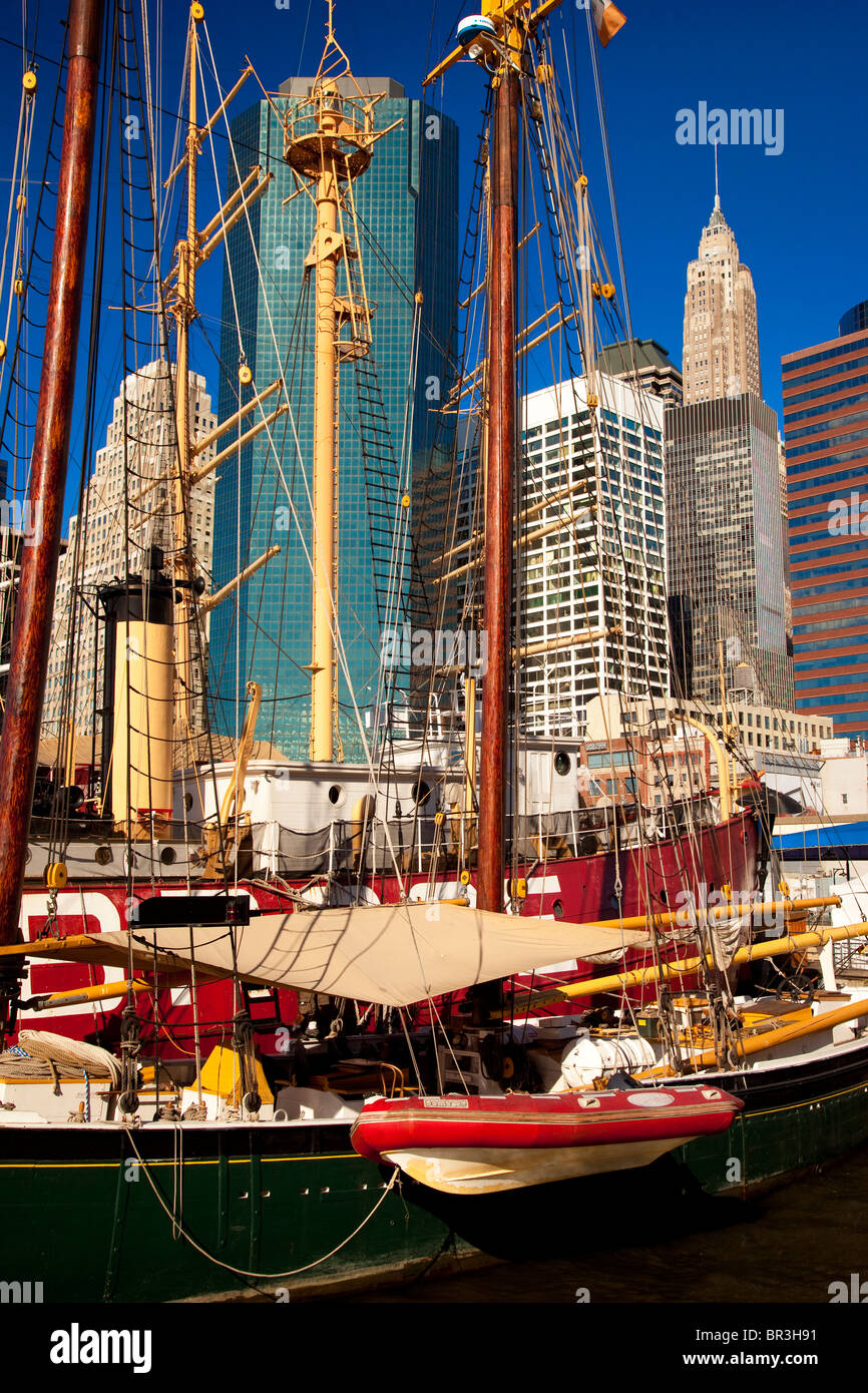 Masten und Yardarms der alten Segelschiffe mit den Gebäuden des Lower Manhattan über New York City, USA Stockfoto