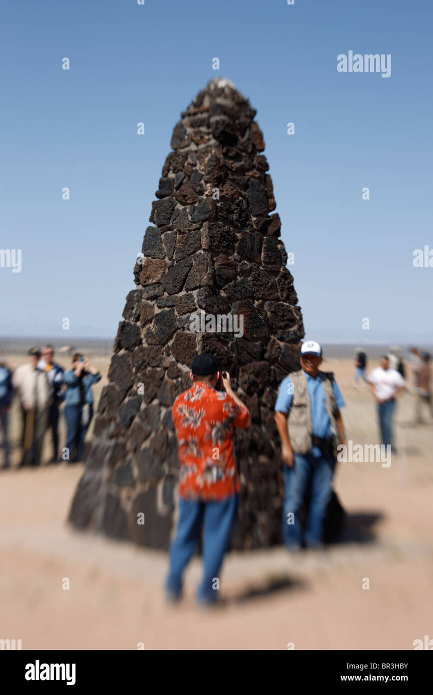 Touristen fotografieren am Obelisk Kennzeichnung der Website des weltweit ersten Atombombe testen Explosion, Trinity Site, NM. Stockfoto