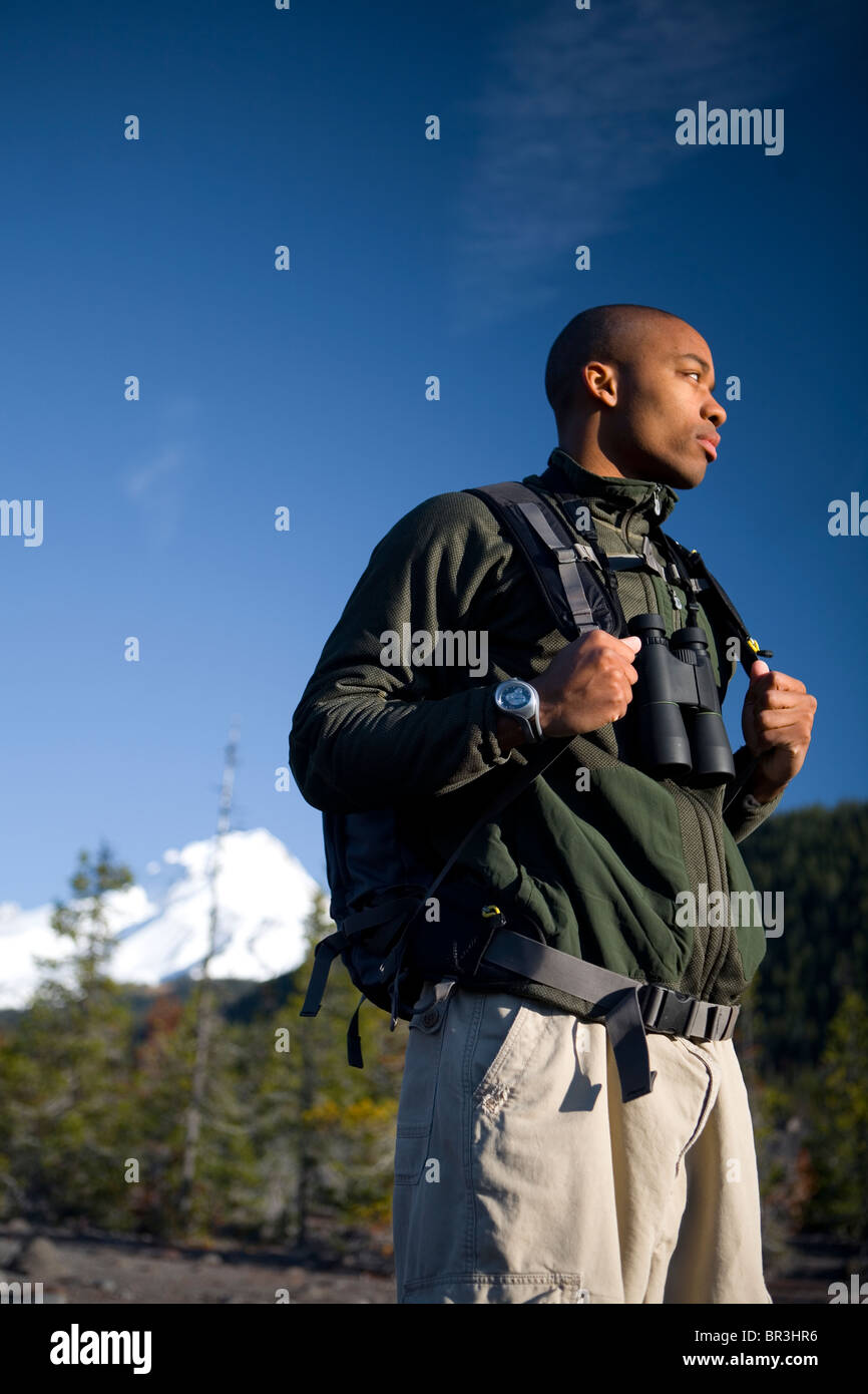 Afrikanische amerikanischer Mann, Amor Alexander, Wanderungen auf Trail in der Nähe von Mt. Hood in den Cascade Mountains, Oregon. Stockfoto