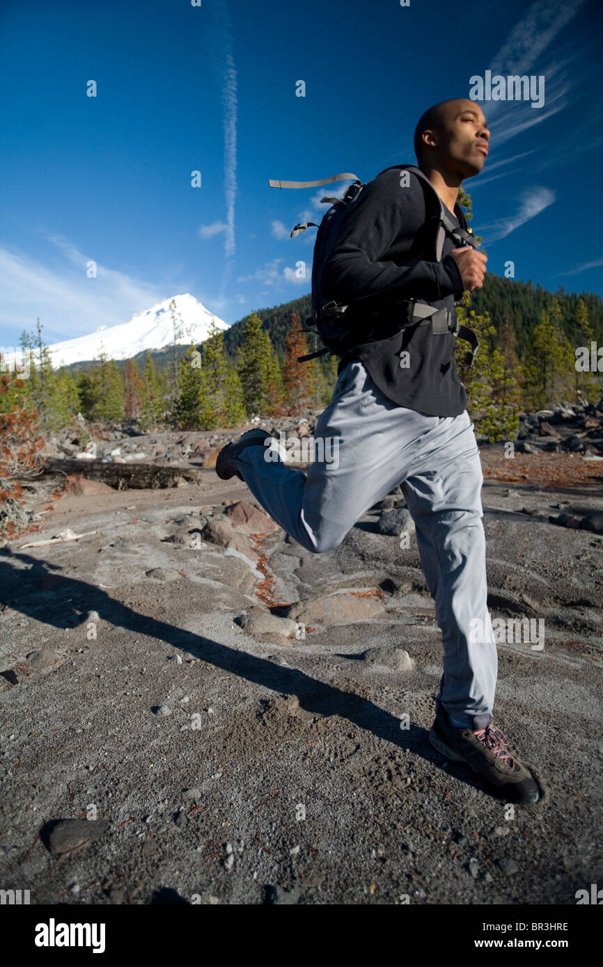 Afrikanische amerikanischer Mann, Amor Alexander läuft auf Trail in der Nähe von Mt. Hood in den Cascade Mountains, Oregon. Stockfoto