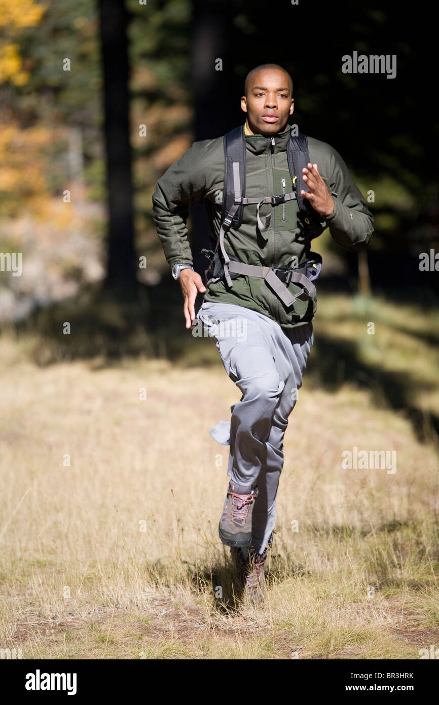 Afrikanische amerikanischer Mann, Amor Alexander verläuft Rasen auf Waldweg in der Nähe von Mt. Hood in den Cascade Mountains, Oregon. Stockfoto