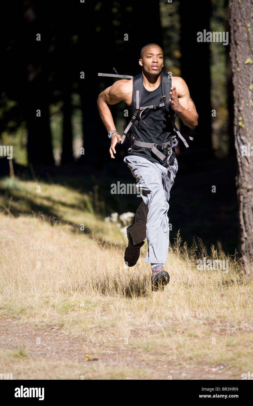 Afrikanische amerikanischer Mann, Amor Alexander läuft auf Trail in der Nähe von Mt. Hood in den Cascade Mountains, Oregon. Stockfoto