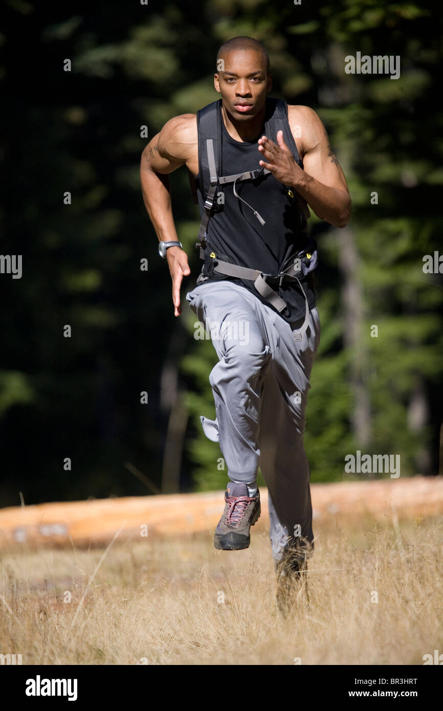 Afrikanische amerikanischer Mann, Amor Alexander läuft auf Trail in der Nähe von Mt. Hood in den Cascade Mountains, Oregon. Stockfoto