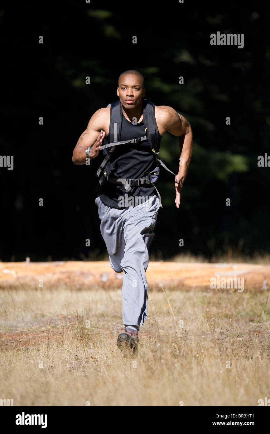 Afrikanische amerikanischer Mann, Amor Alexander läuft auf Trail in der Nähe von Mt. Hood in den Cascade Mountains, Oregon. Stockfoto