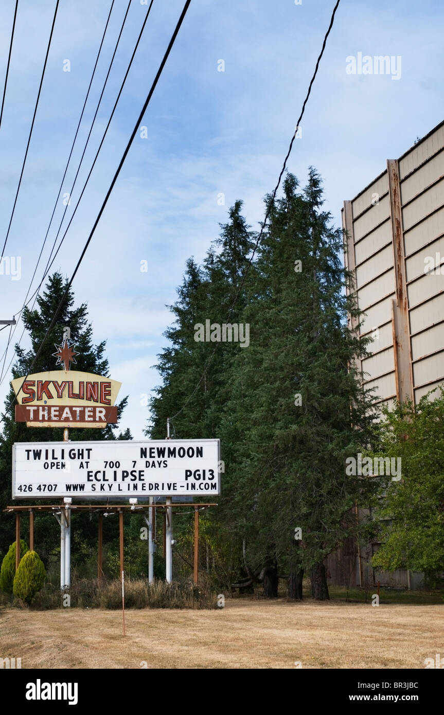 Plakatwerbung des aktuellen Films spielen bei der altmodischen Drive-in-Kino in Shelton, Washington. Stockfoto