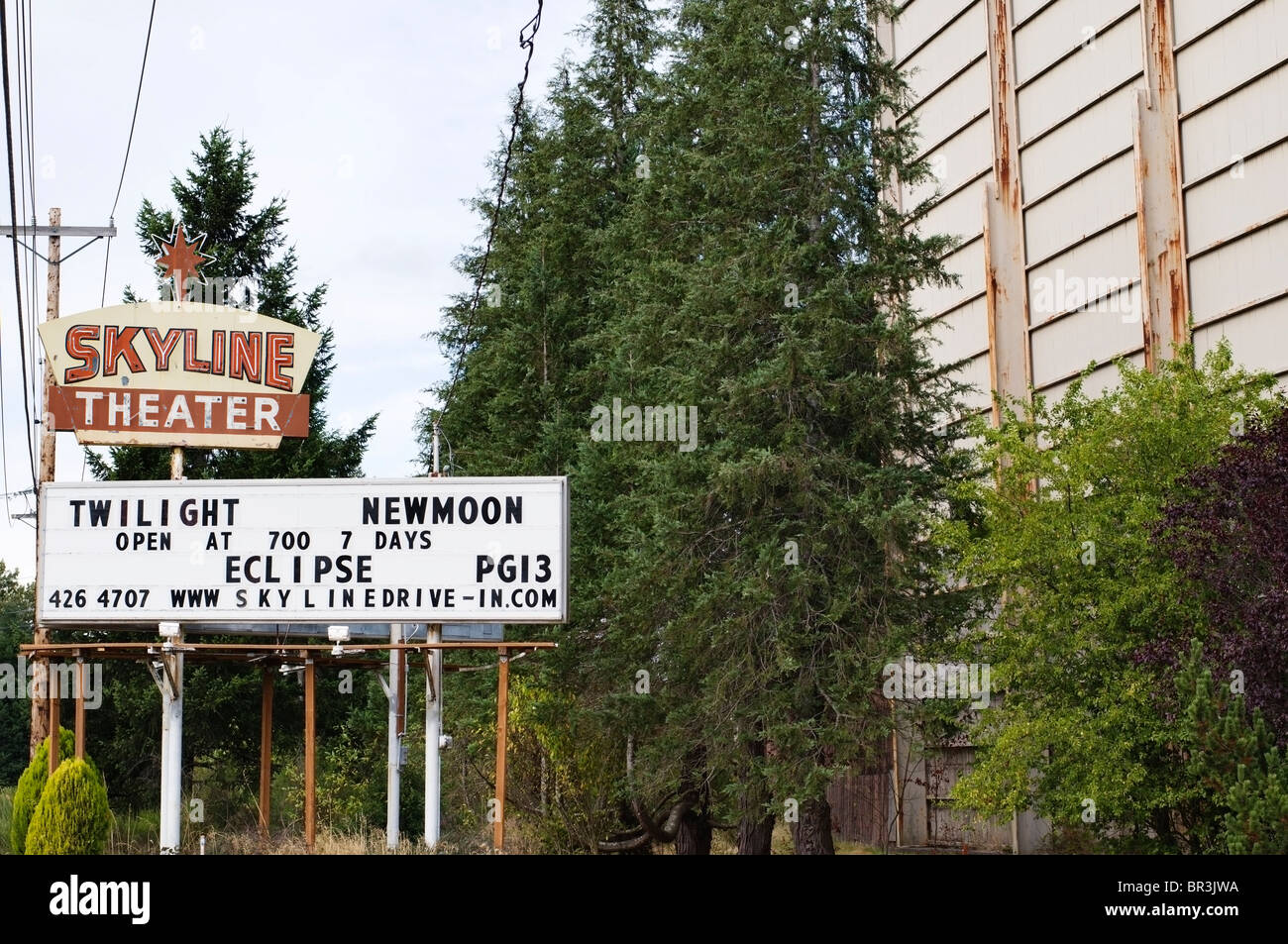 Plakatwerbung des aktuellen Films spielen bei der altmodischen Drive-in-Kino in Shelton, Washington. Stockfoto