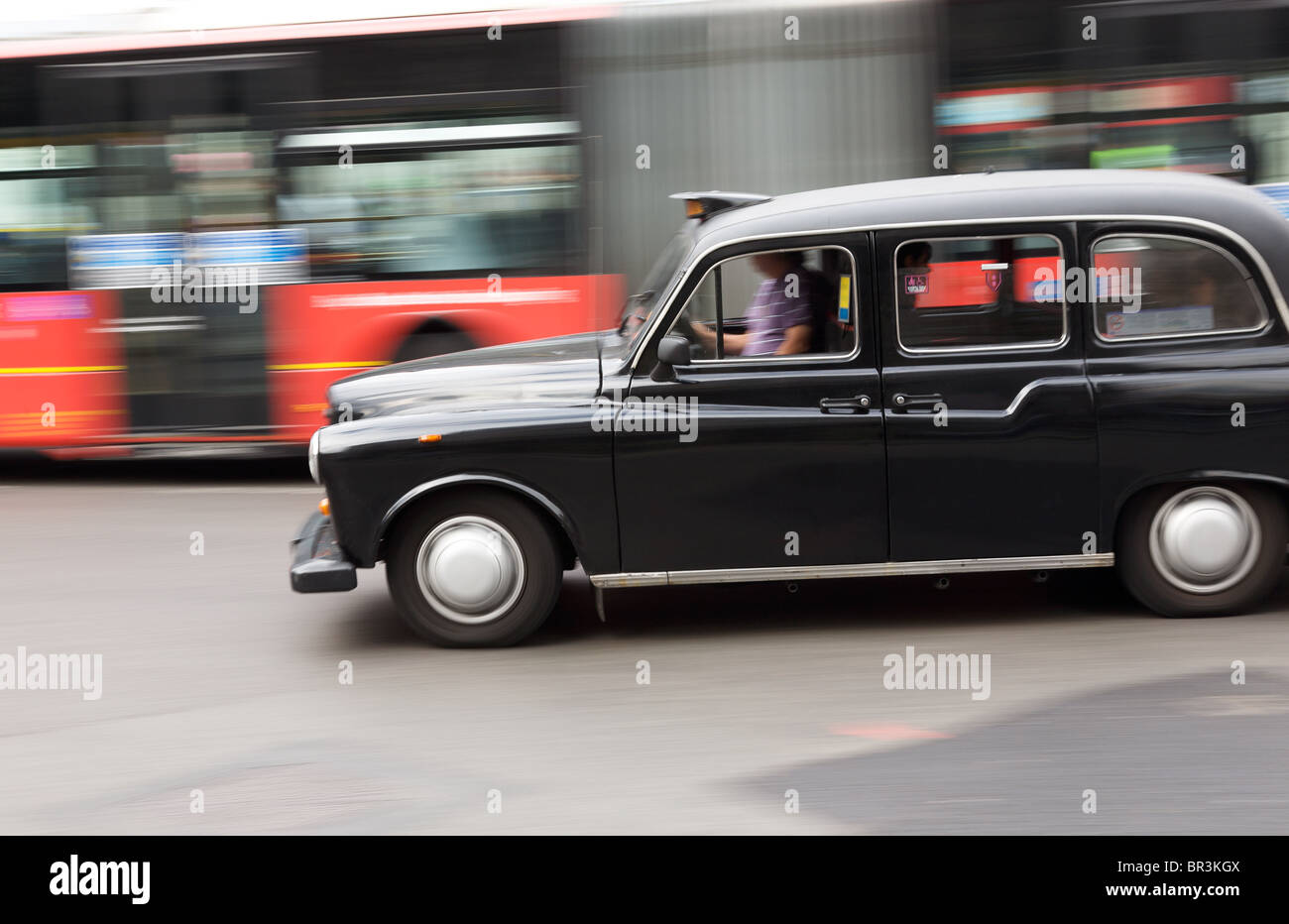 Taxi, vorbei an einen Bus genommen im Zentrum von London Stockfoto