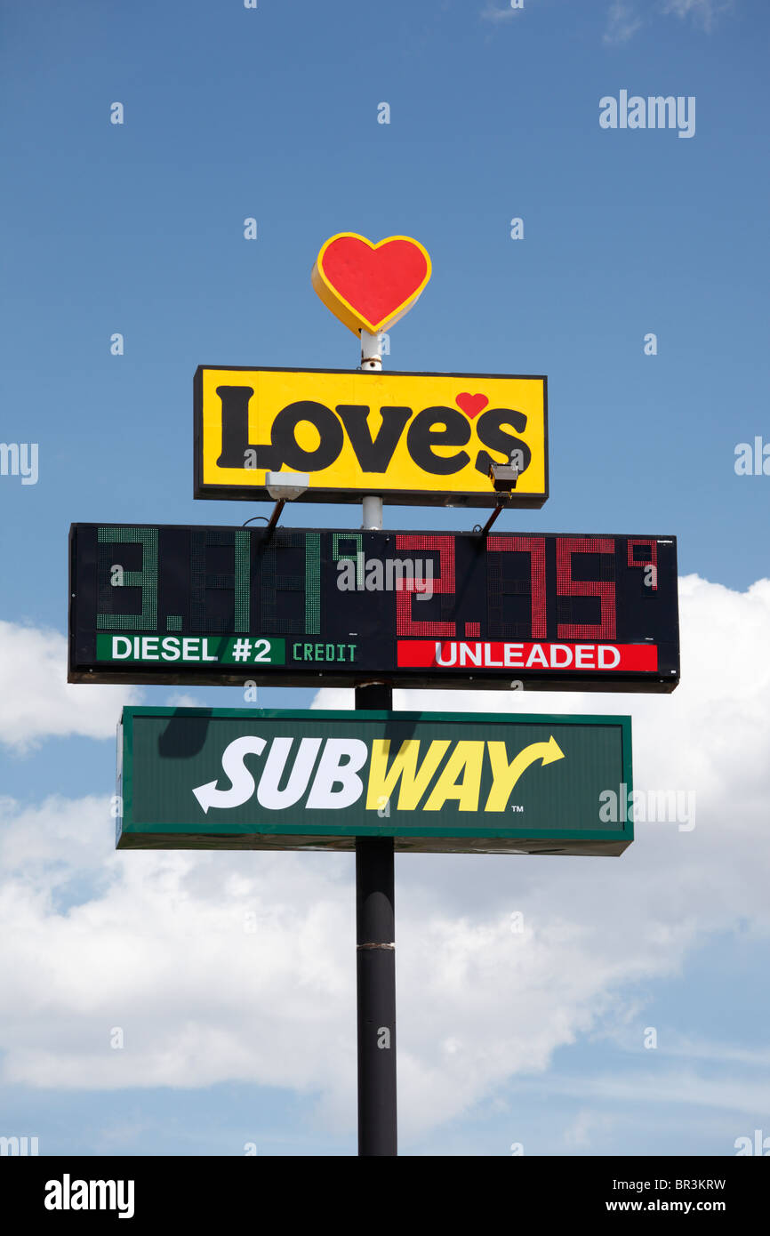 Melden Sie sich an einem Truck Stop in den USA Werbung für Gas- und Lebensmittel. Stockfoto