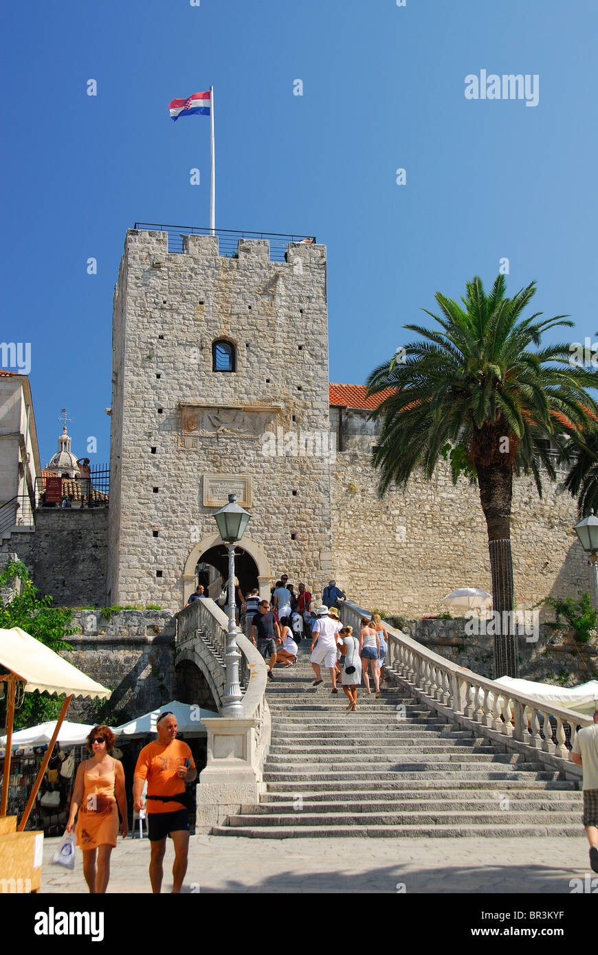 KORCULA, KROATIEN. Das Landtor und Revelin in Korcula Stadt auf der Insel Korcula. Stockfoto