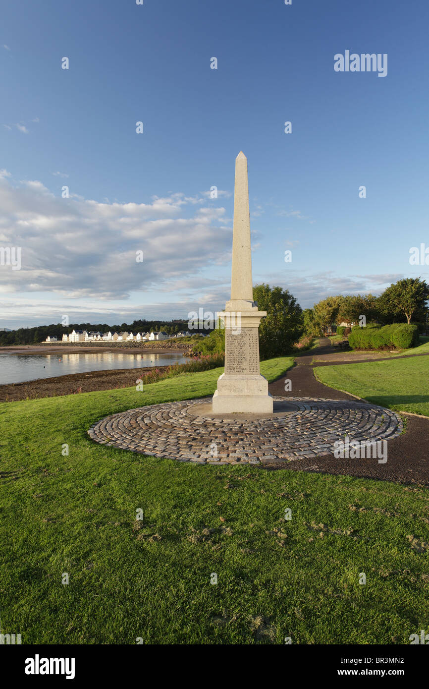 Inverkip war Memorial in Abendsonne neben dem Firth of Clyde, Inverclyde, Schottland, Großbritannien Stockfoto